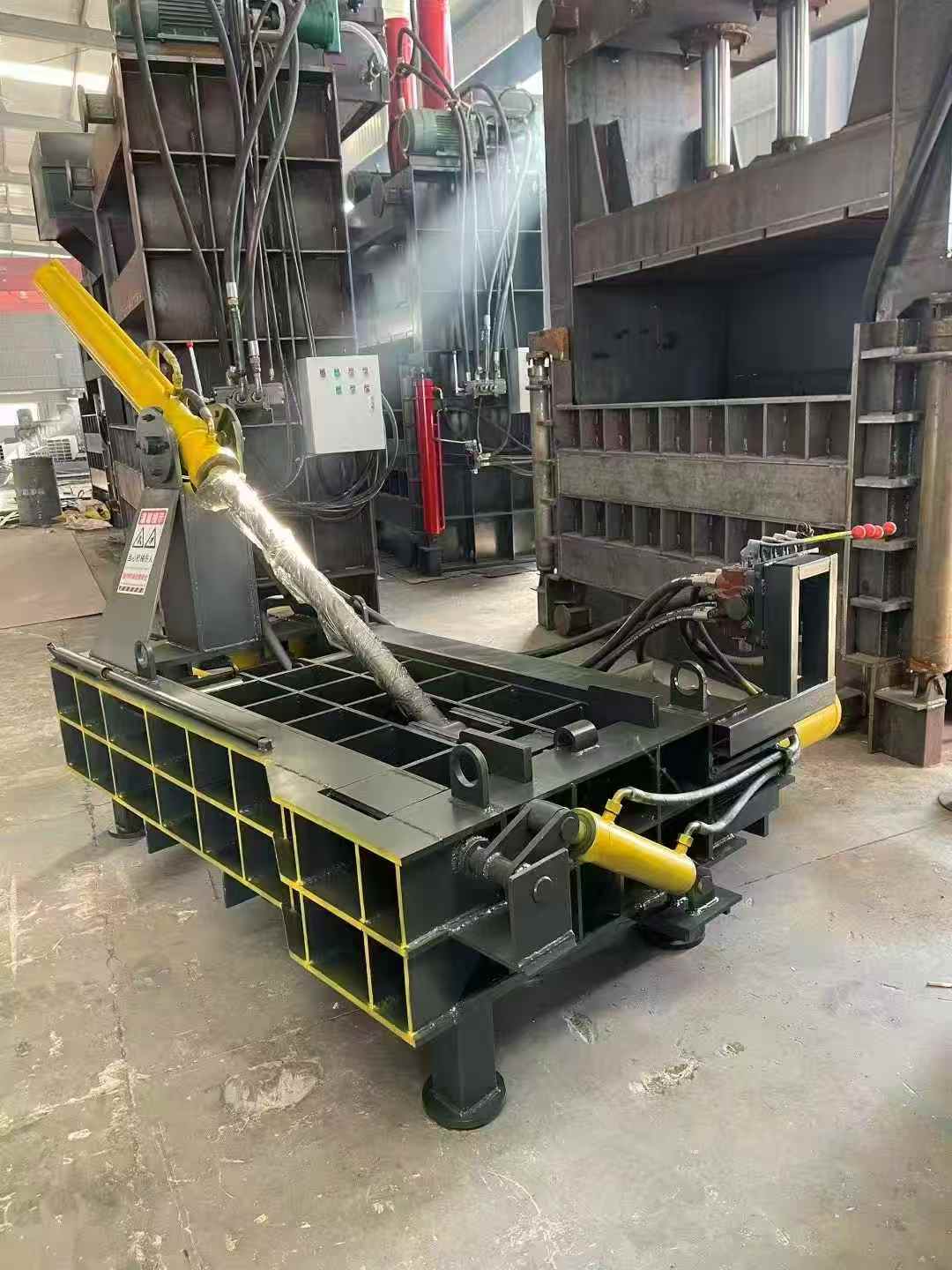 金属压块机工作场景