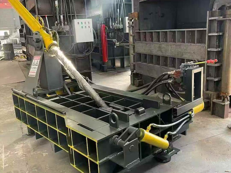 金属压块机工作场景